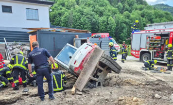 Bagger kippte um: Arbeiter (62) in Bad Goisern schwer verletzt