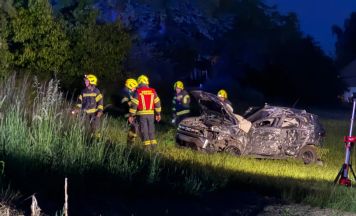 Schwerer Unfall auf der B141 in Kirchheim: Auto nach Kollision in Feld geschleudert