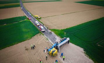 Lastwagen kippt in Auerbach um: Notarzthubschrauber im Einsatz