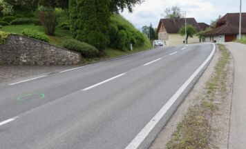 Motorradfahrer (20) stirbt bei Kollision mit Auto in Timelkam