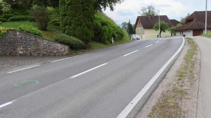 Motorradfahrer (20) stirbt bei Kollision mit Auto in Timelkam
