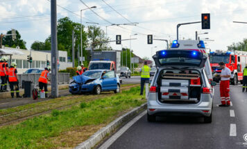 Auto kracht in Leonding gegen Straßenbahn-Strommast