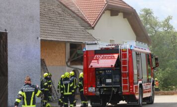 Brand in Hackschnitzelbunker: fünf Feuerwehren auf Bauernhof in Eschenau im Einsatz