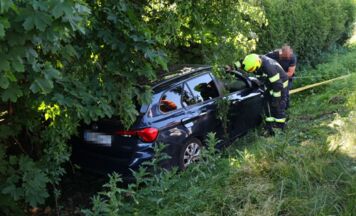 Auto landet nach Kollision auf der B145 bei Regau in Böschung