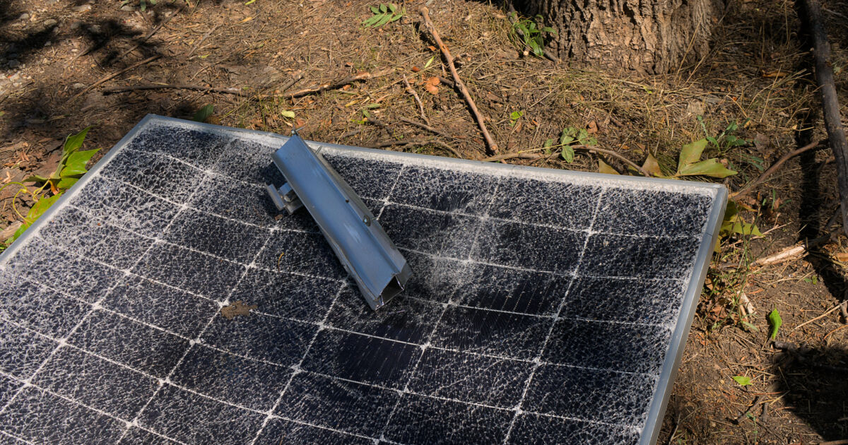 Trailer with photovoltaic modules crashed down embankment in Pabneukirchen