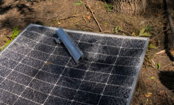 Anhänger mit Photovoltaikmodulen stürzte in Pabneukirchen über Böschung