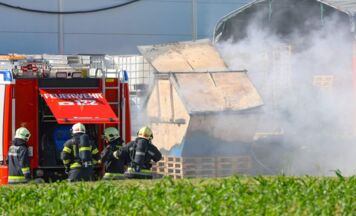 Großeinsatz nach Containerbrand bei Chemiebetrieb in Wels