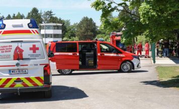Brand bei Holzunterstand auf Trabrennbahn-Gelände in Wels