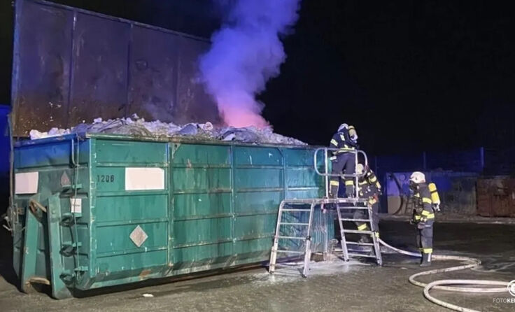 Feuerwehrleute beim Löschen des brennenden Containers (Fotocredit: Feuerwehr Pinsdorf)