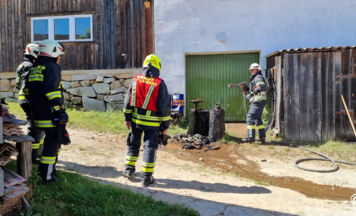 Feuerwehr bei brennenden Holzstock in Lasberg im Einsatz