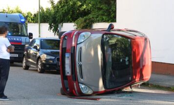 Auto nach Kreuzungsunfall in Wels auf der Seite gelandet