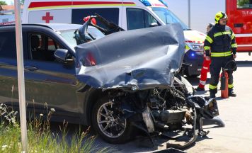 Auto kollidiert in Taufkirchen an der Trattnach mit Zug
