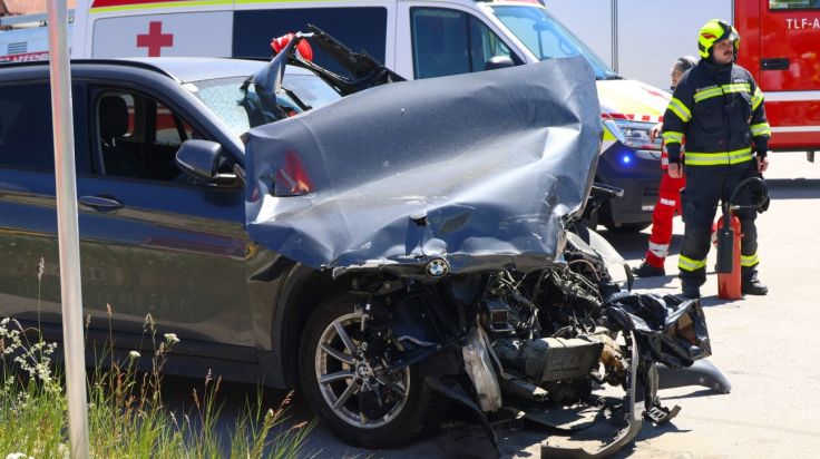 Auto kollidiert in Taufkirchen an der Trattnach mit Zug