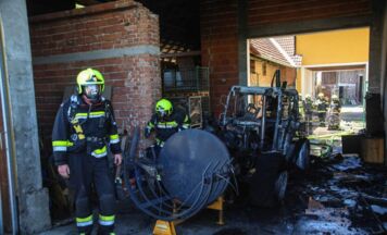 Traktorbrand auf Bauernhof in Weißkirchen: Zehn Feuerwehren alarmiert