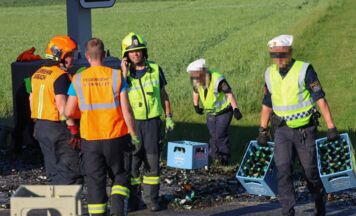180 Bierkisten stürzten in Neukirchen bei Lambach von Lkw