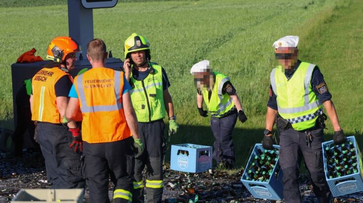180 Bierkisten stürzten in Neukirchen bei Lambach von Lkw