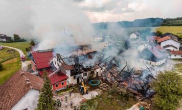 Großbrand auf Bauernhof: 17 Feuerwehren im Einsatz