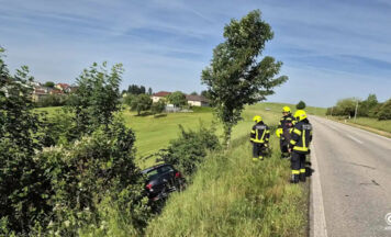 Auto in Lichtenberg aus Böschung geborgen
