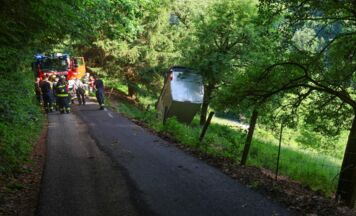 Baum verhindert Absturz eines Pakettransporters nach Überschlag in Steinbach/Steyr