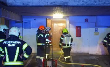 Drei Feuerwehren löschten Kellerbrand in Leondinger Wohnanlage