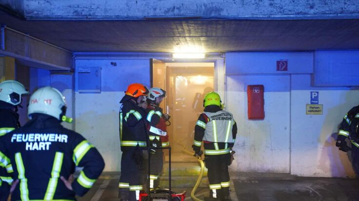 Drei Feuerwehren löschten Kellerbrand in Leondinger Wohnanlage