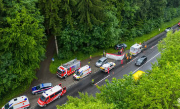 Auto kommt auf der B1 bei Vöcklamarkt von der Straße ab