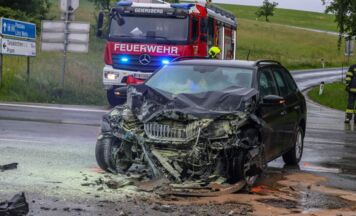 Zwei Verletzte bei schwerem Kreuzungsunfall in Geiersberg