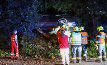 Auto steckte nach Unfall bei Weißkirchen an der Traun regelrecht in Waldböschung