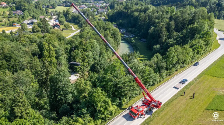 Auto stürzte auf der Scharnsteinerstraße rund 40 Meter in Waldstück