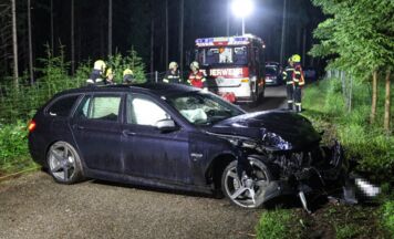 Auto krachte in Waldstück in Bad Wimsbach-Neydharting gegen mehrere Bäume
