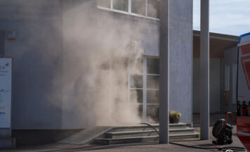 Brand in Betrieb löste größeren Feuerwehreinsatz in Bad Leonfelden aus
