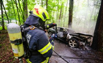Auto geriet in Waldstück bei Neukirchen an der Enknach in Brand