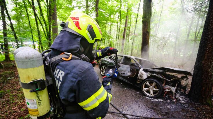 Auto geriet in Waldstück bei Neukirchen an der Enknach in Brand