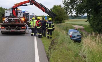 Auto bei Kronstorf in Böschung gelandet: Lenker aus Fahrzeug befreit