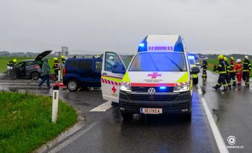 Zwei Verletzte nach Unfall mit Mopedauto in Schiedlberg