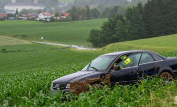 Auto landete nach Unfall in Schlierbach in einem Maisfeld