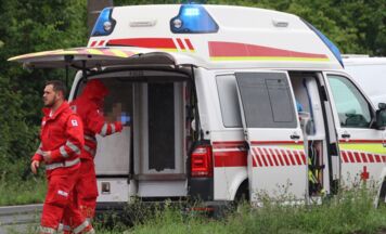 Feuerwehr, Rettung und Polizei auf der B1 in Leonding im Einsatz