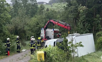 Klein-Lkw in Waldburg im Straßengraben gelandet