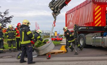 Sattelzug zieht schweren Blumentrog in Kreisverkehr