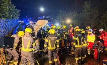 Sechs Verletzte bei schwerem Unfall auf der B145 in Ebensee