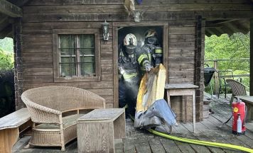 Blitz löste Glimmbrand bei Hütte am Rieglhofer Teich aus