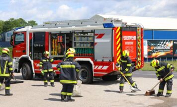 Traktor kippt in Rüstorf um: Feuerwehren zu Rettungseinsatz alarmiert