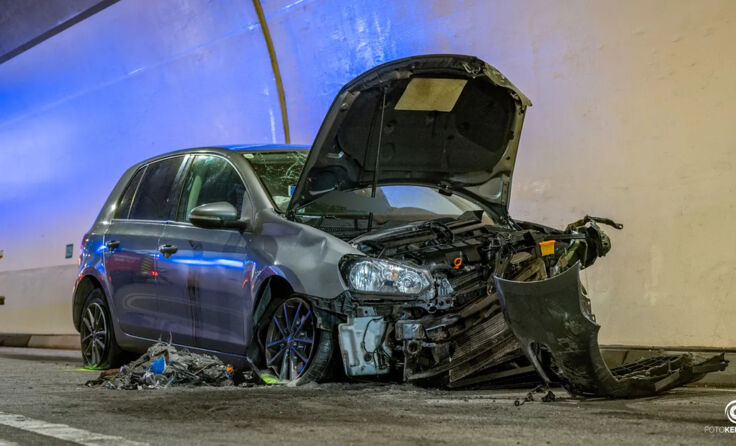 Der schwer beschädigte Pkw nach dem Unfall im Tunnel Grünburg (Fotocredit: Fotokerschi)