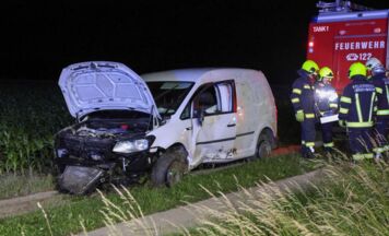 Kleintransporter überschlug sich in Eberschwang: Drei Feuerwehren im Einsatz