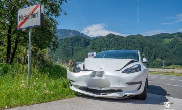 Unfall an Kreuzung in Micheldorf: Feuerwehr räumte Fahrbahn
