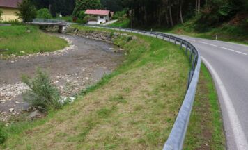 Motorradlenker in Altmünster aus Bachbett gerettet
