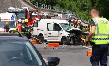 Mann nach Unfall auf der B140 in Grünburg in Kleintransporter eingeklemmt