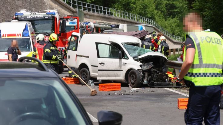 Mann nach Unfall auf der B140 in Grünburg in Kleintransporter eingeklemmt