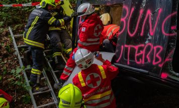Einsatzkräfte trainierten schwierige Rettung nach Unfall im Kremstal