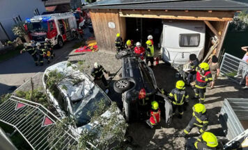 Auto überschlug sich in Wohnsiedlung am Scheiblberg: Person aus Wrack befreit